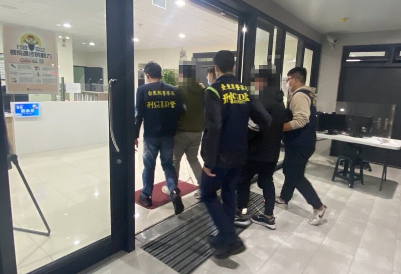 台東縣警察局台東分局22日宣布破獲詐騙集團，除逮捕車手外，也罕見逮捕詐騙集團的中上游「收水」和「收水頭」等人，並查扣贓款新台幣63萬元。（警方提供）中央社記者盧太城台東傳真  111年12月22日