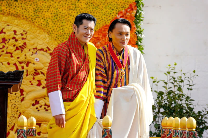 電影「不丹是教室」導演巴沃邱寧多傑（Pawo Choyning Dorji）（右）獲得不丹國王凱薩爾．汪曲克（Jigme Khesar Namgyel Wangchuck）（左）頒發「雷龍之子」皇家勳章。（海鵬提供）中央社記者王心妤傳真 111年12月22日