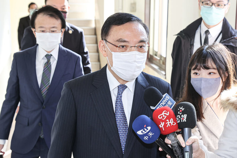 苗栗縣長當選人鍾東錦辦公室對苗栗地檢署提當選無效之訴表達抗議,法務部長蔡清祥(中)22日上午在立法院受訪時指出,檢方是根據證據及法院法律見解提起當選無效之訴。中央社記者鄭清元攝 111年12月22日