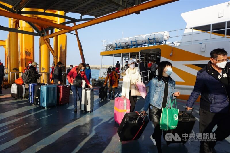 圖為2020年2月9日旅客自廈門五通碼頭搭船抵金門。（中央社檔案照片）
