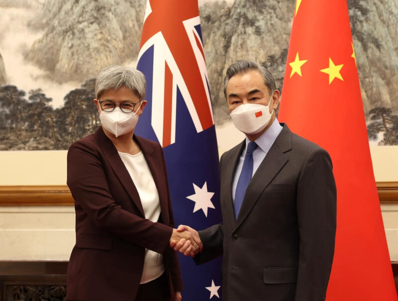 澳洲外長黃英賢（左）21日在北京與中國外長王毅舉行第6輪中澳外交與戰略對話。（圖取自facebook.com/senatorpennywong）