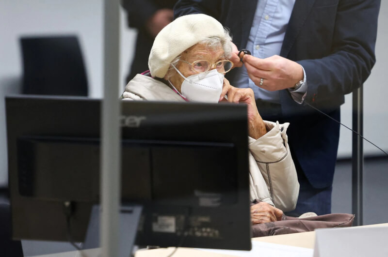 曾在納粹集中營當秘書的97歲德國老婦人佛希納被控共謀殺害超過1萬人，德國法院20日判處她有罪，處以兩年徒刑，緩期執行。（Christian Charisius/Pool via 路透社）