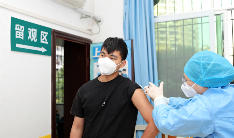 中國疫情擴大，德國表示可運數億劑BNT疫苗協助抗疫，但北京沒有接受。圖為重慶市民19日接種第4劑新冠疫苗。（中新社）