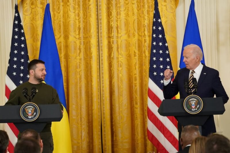俄烏戰爭爆發後首度訪美的烏克蘭總統澤倫斯基（左）誓言贏得戰爭，美國總統拜登（右）重申對烏克蘭的支持。（路透社）