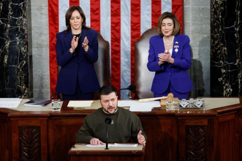 烏克蘭總統澤倫斯基（前）21日在美國國會演說，多次感謝美方援助。後方左起為美國副總統賀錦麗、眾議院議長裴洛西。（路透社）