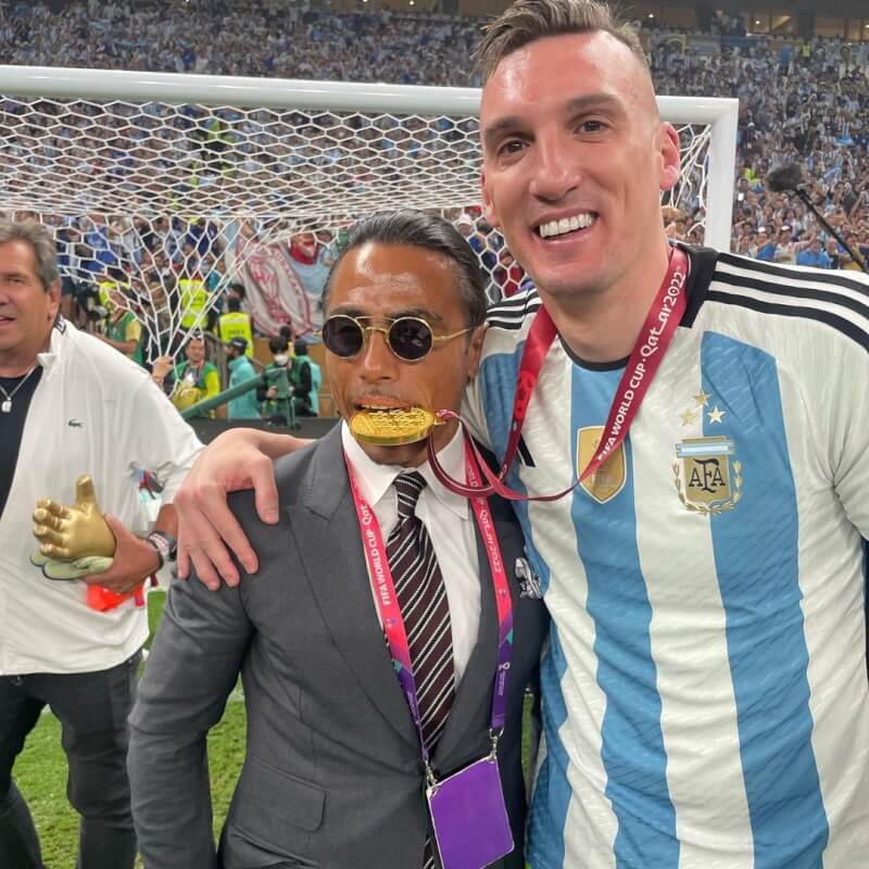灑鹽哥（前左）咬著阿根廷球員的獎牌拍照。（圖取自instagram.com/nusr_et）