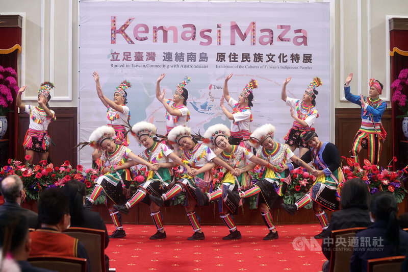 「Kemasi Maza立足台灣、連結南島」原住民族文化特展開展典禮23日下午在總統府舉行，現場由原住民舞團帶來精彩舞蹈演出。中央社記者鄭傑文攝  111年12月23日