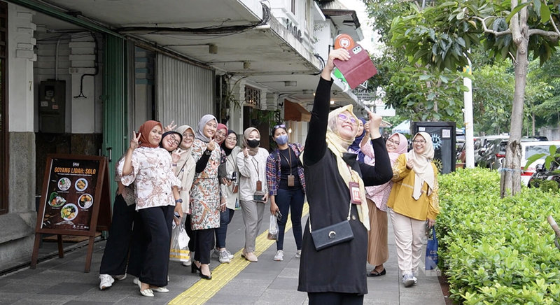 印尼政府將在年底鬆綁防疫措施，雅加達街頭仍可看到部分民眾戴著口罩。中央社記者李宗憲雅加達攝 111年12月23日