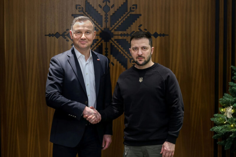 烏克蘭總統澤倫斯基（右）結束訪美行程後，已經返回烏克蘭，在途中短暫停留波蘭，並與波蘭總統杜達（左）進行會談。（Jakub Szymczuk/KPRP/Handout via 路透社）