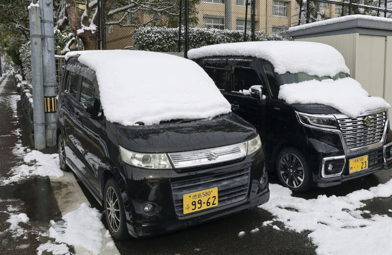 日本德島縣民眾的車頂23日被大雪覆蓋。（共同社）