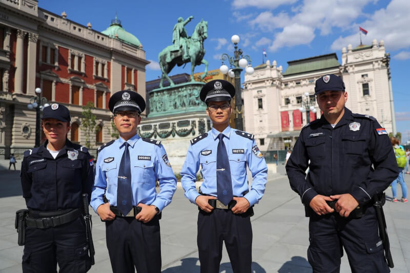 圖為2019年中國員警與塞爾維亞員警執行聯合巡邏。（路透社）
