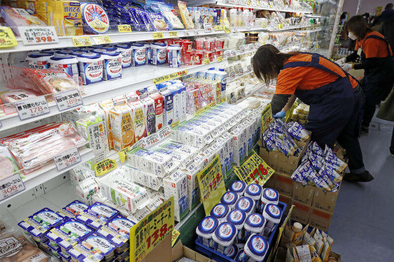 日本公布數據顯示，去年12月消費者物價指數較前一年同期上漲4%，創1981年12月以來最大漲幅。圖為日本東京練馬區一間超市。（共同社）
