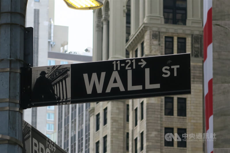 華爾街股市主要指數22日收黑，其中道瓊工業指數下挫348.99點。圖為華爾街路標。（中央社檔案照片）