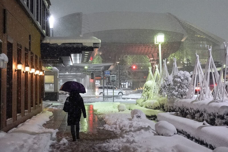 日本石川縣金澤JR站外23日積雪。（共同社）