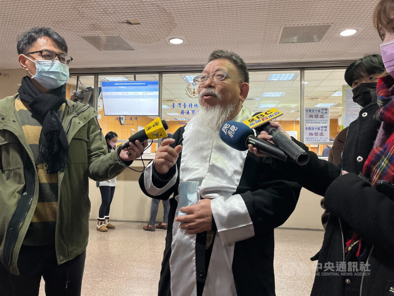 媒體人彭文正對總統蔡英文提起確認博士論文不存在之訴,台北地方法院更一審23日判決原告之訴駁回。彭文正律師張靜(中)對此表示「鐵定上訴」。中央社記者林長順攝 111年12月23日