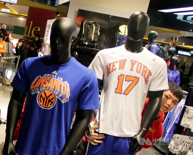 圖為運動品牌為美國NBA球員林書豪推出印有「LINSANITY」及背號的專屬T恤，吸引民眾搶購。（中央社檔案照片）