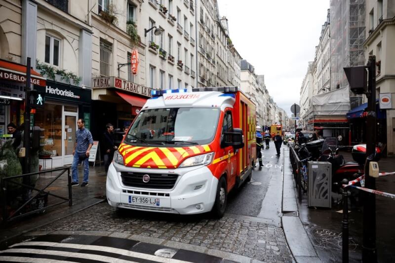 巴黎市區庫德族文化中心23日遭槍襲。圖為警消人員在現場戒備。（路透社）