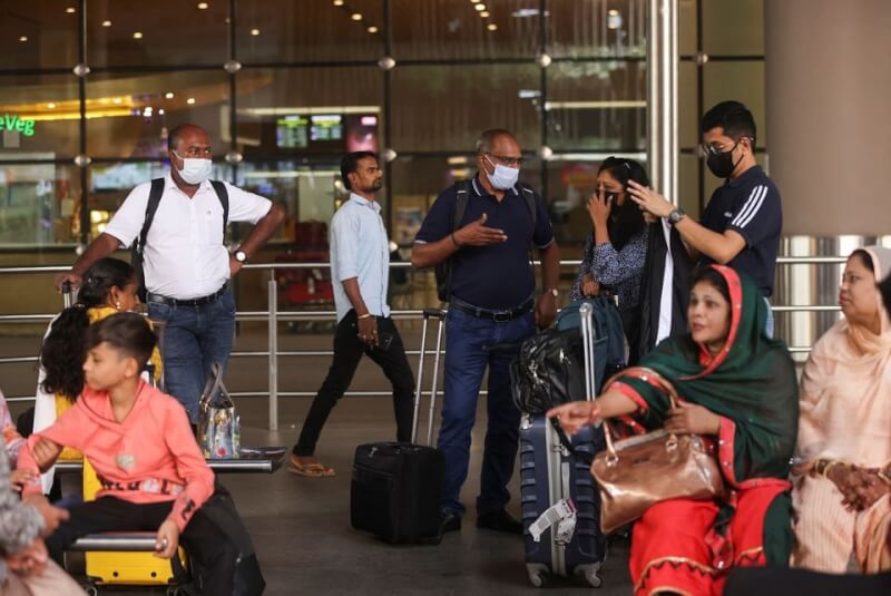 圖為22日旅客在印度孟買-賈特拉帕蒂．希瓦吉國際機場。（路透社）