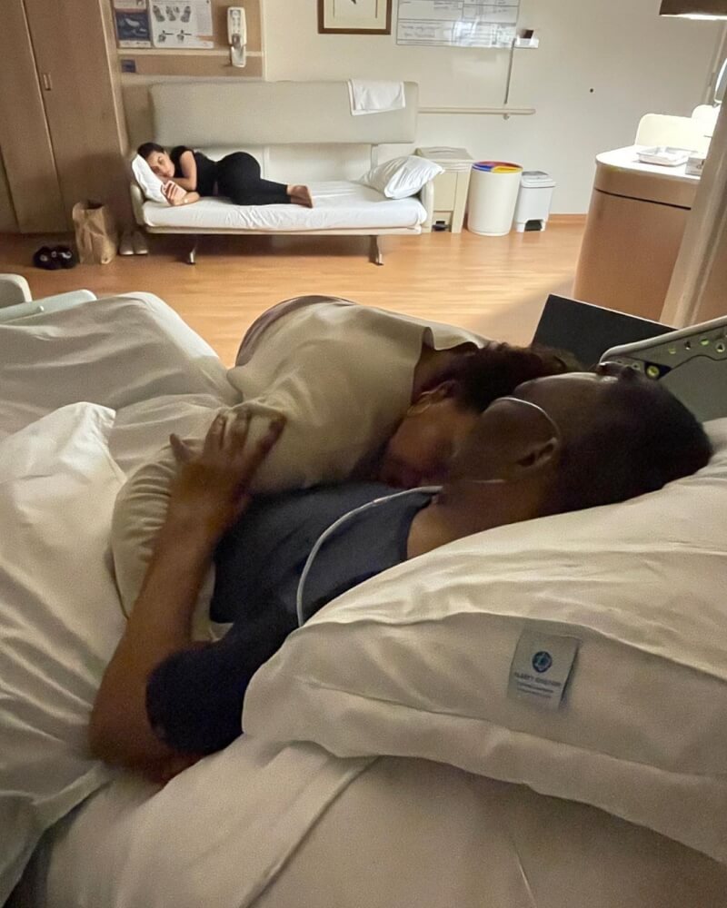 巴西球王比利的女兒凱莉．納西門托分享一張她擁抱病榻上父親的照片。（圖取自instagram.com/iamkelynascimento）