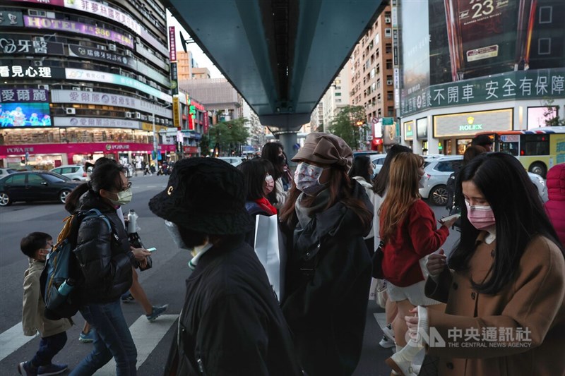 中央氣象局持續發布低溫特報，24日至25日受寒流及輻射冷卻影響，北部及東北部天氣非常寒冷，提醒民眾外出務必落實保暖。圖為台北東區商圈24日午後逛街人潮，幾乎人人都穿起厚外套禦寒。中央社記者趙世勳攝 111年12月24日