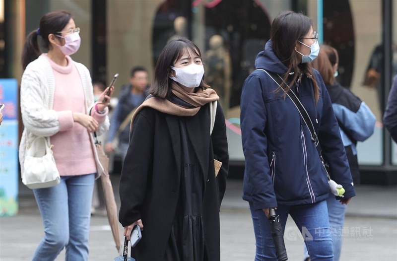 根據中央氣象局觀測，24日宜蘭觀測到攝氏8.1度、淡水7度及台北8.5度，都創下今年入冬以來最低溫紀錄。圖為台北市信義商圈，民眾穿上毛衣、外套及戴上圍巾保暖。（中央社檔案照片）