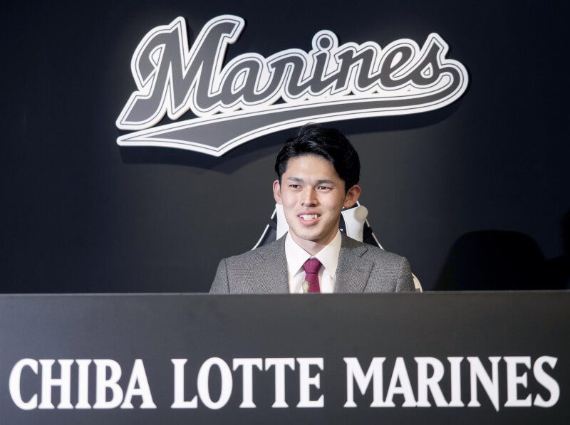 日本職棒千葉羅德海洋隊21歲投手「令和怪物」佐佐木朗希24日跟球團換約後，推估明年加薪5000萬日圓到8000萬日圓（約新台幣1800萬）。（共同社）
