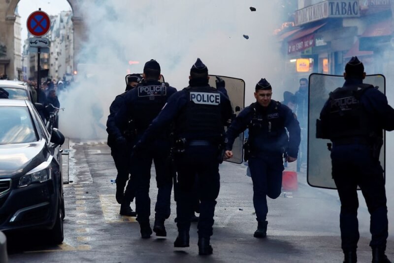 一名槍手在巴黎的庫德人文化中心和髮廊開火後，23日警察以催淚瓦斯驅散庫德人示威群眾。（路透社）