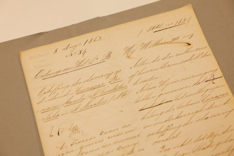 荷蘭海牙國家檔案局19日展示蘇利南廢除奴隸制的文件。（路透社）