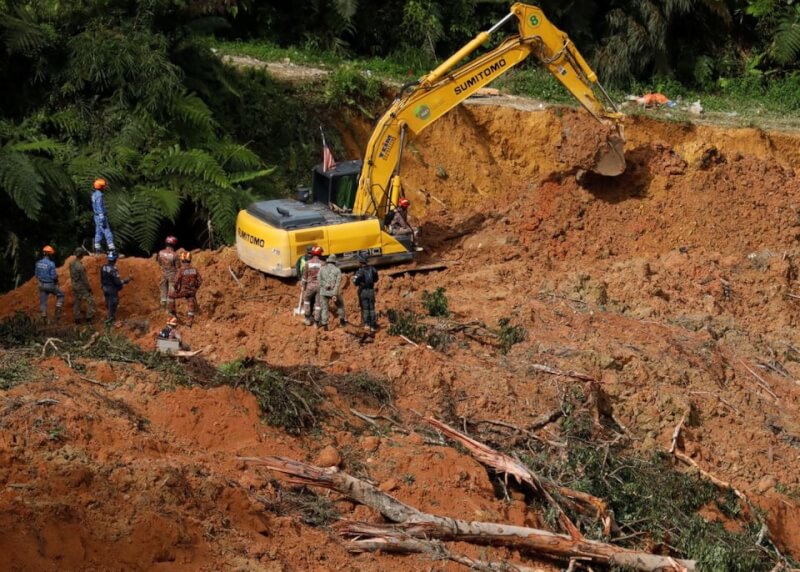馬來西亞16日發生大規模坍方，將首都吉隆坡以北一個露營地點掩埋，造成31人喪生。（路透社）