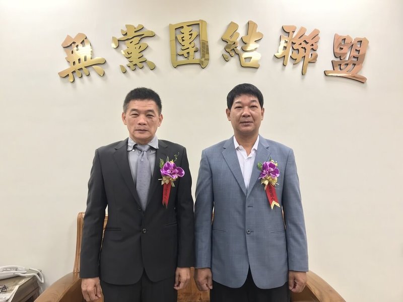 高雄市議長之爭，無黨團結聯盟25日上午發聲明表示，總召朱信強（右）將攜手陳善慧（左）參選議長與副議長。（無黨團結聯盟提供）中央社記者蔡孟妤傳真  111年12月25日