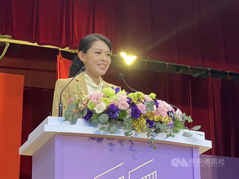 新竹市長高虹安25日宣誓就職，她表示，「興利除弊」將是她上任後的重要目標，將重新審視檢討公共工程，努力讓市民找回對公共工程的信任感。中央社記者魯鋼駿攝  111年12月25日
