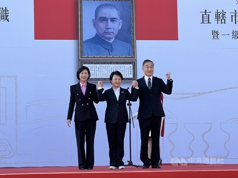 台中市長盧秀燕（中）25日宣誓就職，新任副市長王育敏（左）、黃國榮（右）等也在會中布達。中央社記者郝雪卿攝  111年12月25日