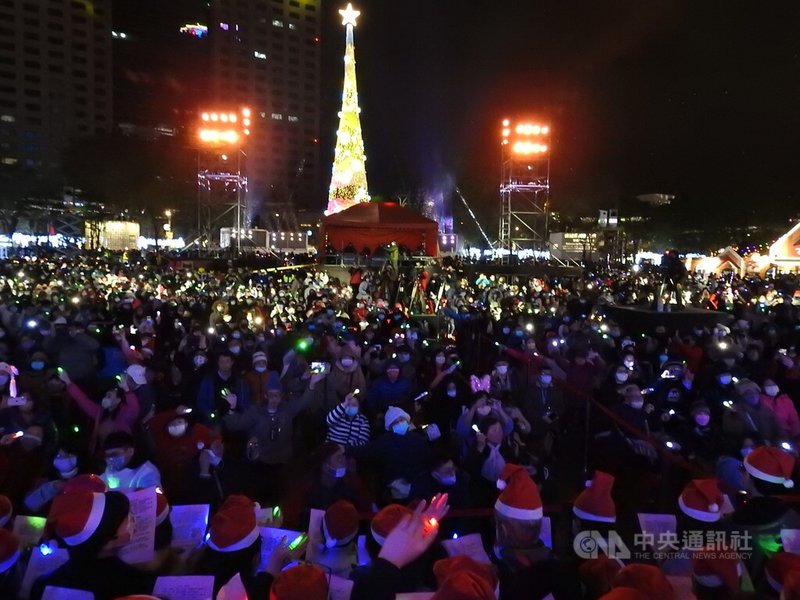 新北歡樂耶誕城25日耶誕夜迎來大批人潮，為活動掀起高潮，場面相當熱鬧。中央社記者王鴻國攝  111年12月25日