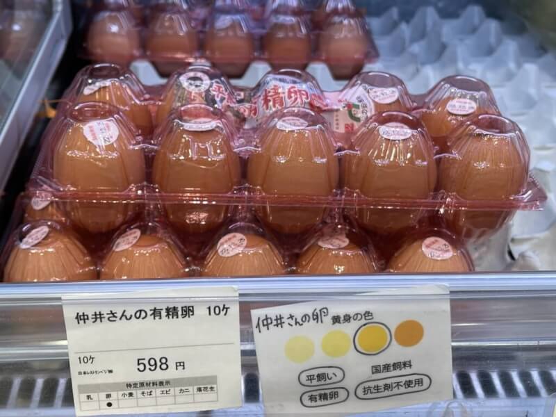 日本多處養雞場禽流感肆虐，加上雞飼料價格飆漲，導致雞蛋價位出現時隔9年的新高水準。超市有的一盒（10個）雞蛋加計稅金後約新台幣155元，但也有超市以特價品約新台幣51元吸引顧客上門。中央社記者楊明珠東京攝 111年12月25日