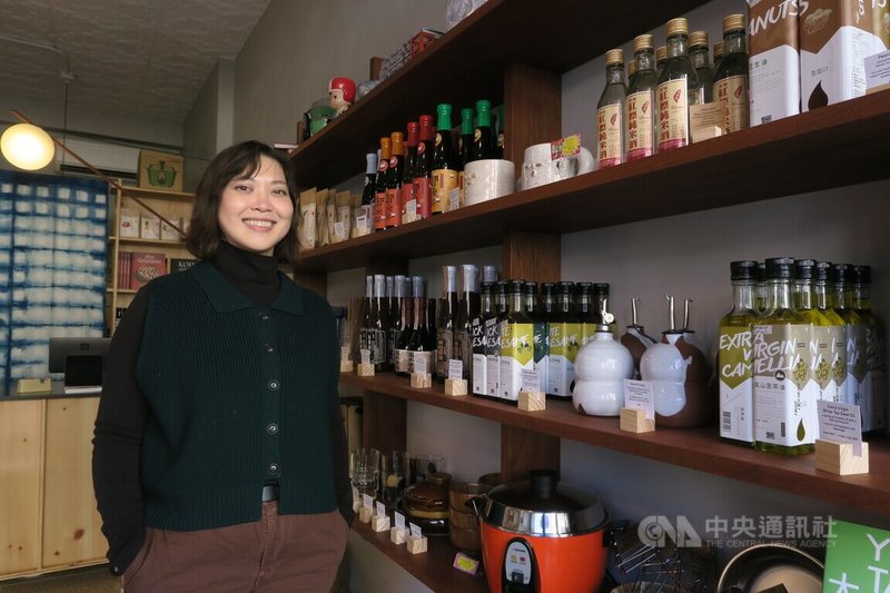 雲海嚴選創辦人鄭衍莉（圖）將各式台灣產品引進美國，在紐約開設的實體店面貨架陳列醬料、電鍋、果乾等產品。中央社記者尹俊傑紐約攝 111年12月25日