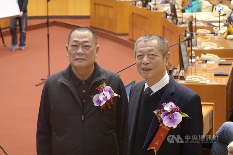 屏東縣議會第20屆縣議員25日宣誓就職，正副議長選舉由國民黨周典論（右）及無黨籍盧文瑞（左）分別以36票及41票當選連任。中央社記者李卉婷攝  111年12月25日