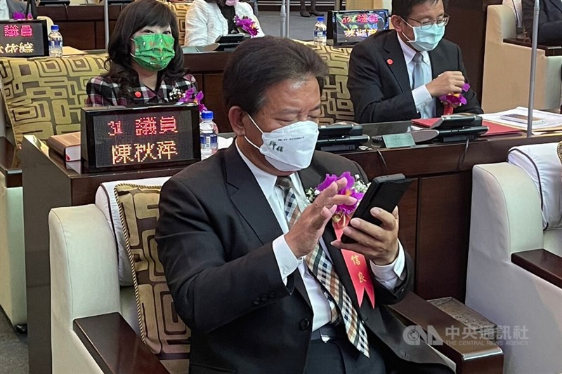 台南市議會25日舉行第4屆正副議長選舉，尋求連任的議長郭信良（前）選前相當低調。中央社記者楊思瑞攝 111年12月25日