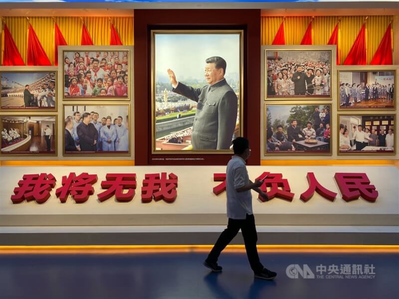 旅美中國政治學者鄧聿文指出，中國今年負面消息接踵而來，重創領導人習近平的權威。圖為中共黨史展覽館陳設。（中央社檔案照片）