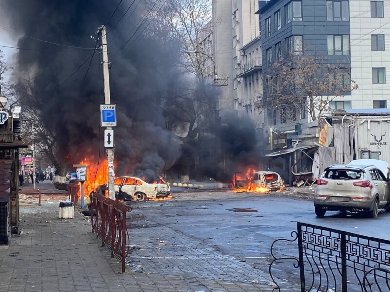 俄軍在平安夜當天對烏克蘭南部赫松市發動砲擊，街道上遍布著火的車輛。（圖取自facebook.com/zelenskiy.official）