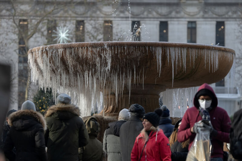 紐約公共圖書館前噴泉池24日結冰。（路透社）