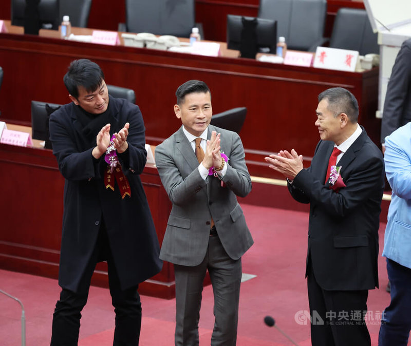 台北市議員25日宣誓就職，隨後進行正副議長投票，由國民黨市議員戴錫欽（中）勝出當選議長。中央社記者王飛華攝 111年12月25日