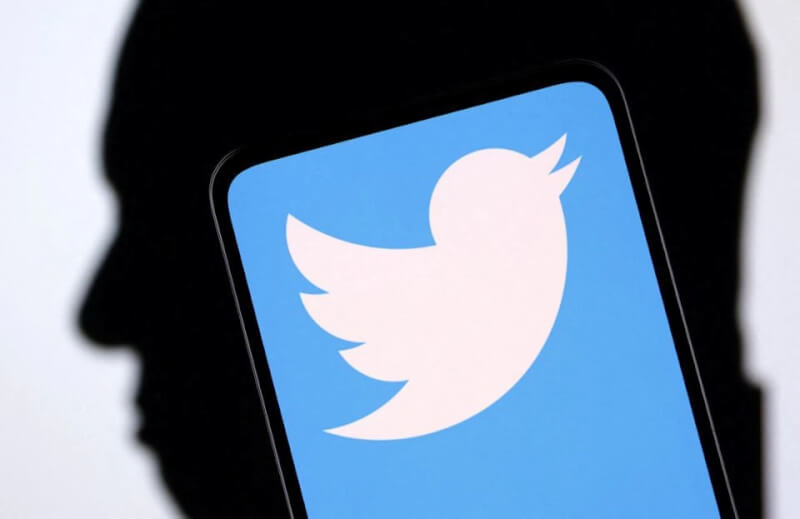 推特近日在執行長馬斯克的命令下，移除針對查詢特定內容用戶提供自殺防治熱線等資訊的功能。（路透社）