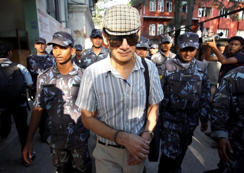 圖為2011年5月31日索布拉吉（前中）走出尼泊爾加德滿都地方法院。（路透社）