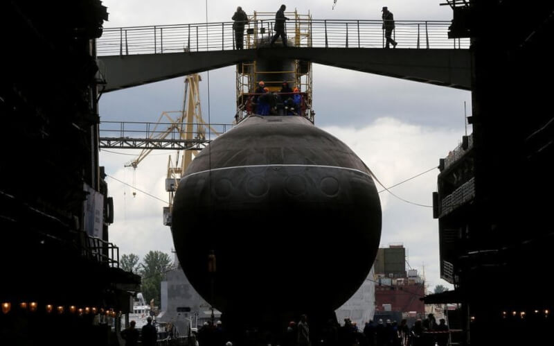 圖為2014年6月26日在金鐘造船廠舉行的俄羅斯柴電潛艦頓河畔羅斯托夫號下水儀式。（路透社）