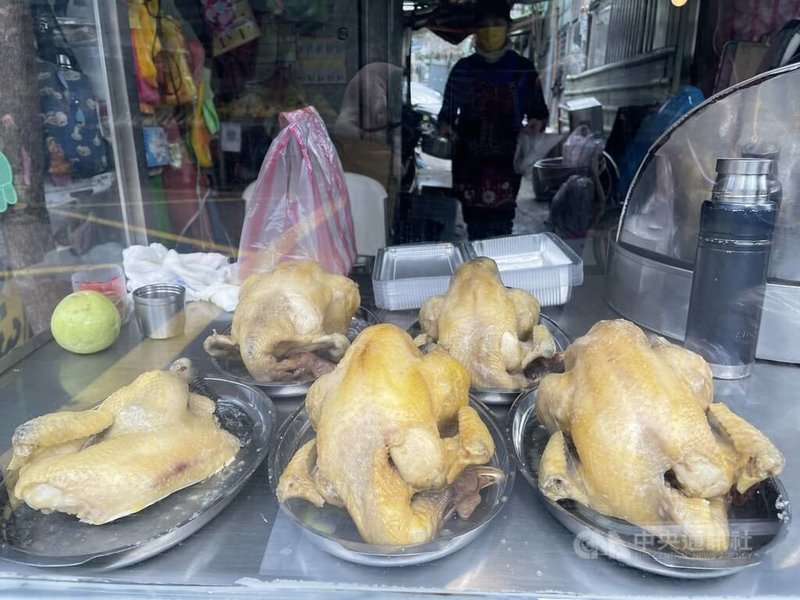 農委會26日表示，H5N1禽流感病毒在全世界造成流行的情況，影響禽肉供應，但就台灣而言到目前沒有影響。雞肉在過年前供應量足夠，目前仍維持穩定。圖為台北市信義區虎林市場攤商販售雞肉。中央社記者張新偉攝  111年12月26日