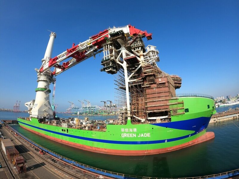 台船公司26日發布新聞稿表示，台灣具有發展離岸風電的絕佳環境，為讓綠能風電得以本土化，正導入精密科技技術打造「環海翡翠輪」（Green Jade）海事工程船，為台灣首艘自建全迴旋大型浮吊船。（台船提供）中央社記者曾以寧傳真  111年12月26日