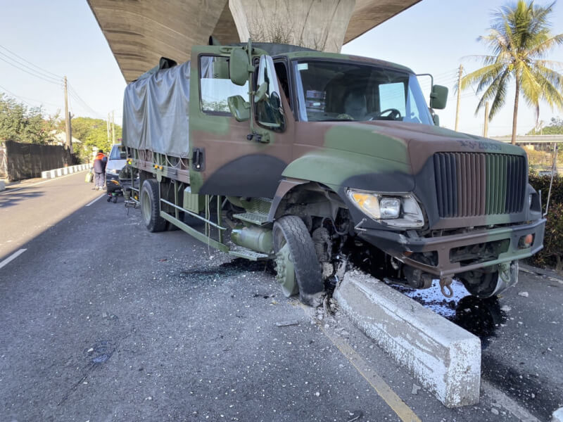 屏東縣九如鄉黃金人工濕地旁慈后宮附近26日上午發生軍車事故。（里港警分局提供）中央社記者曾以寧傳真 111年12月26日