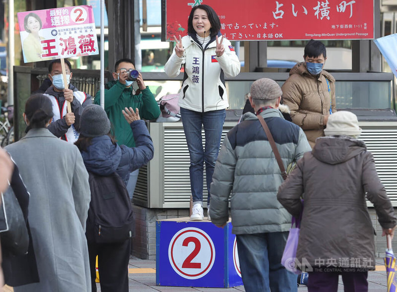 國民黨台北市第3選區立委補選人參選人王鴻薇（後右2）26日上午到松江路、民權東路口拜票，向街頭民眾致意，全力衝刺選情。中央社記者謝佳璋攝  111年12月26日