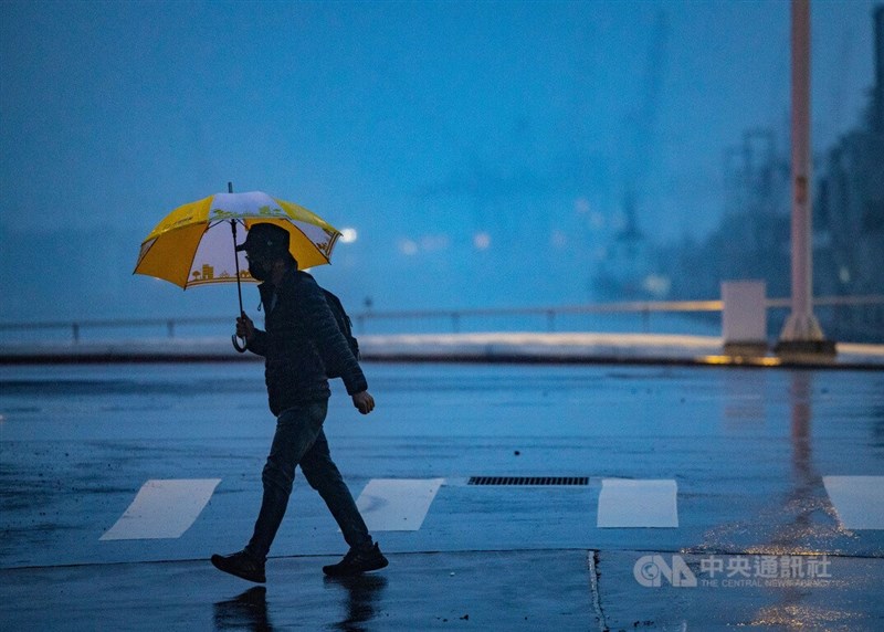 圖為基隆海洋廣場降下雨勢，民眾撐傘外出。（中央社檔案照片）