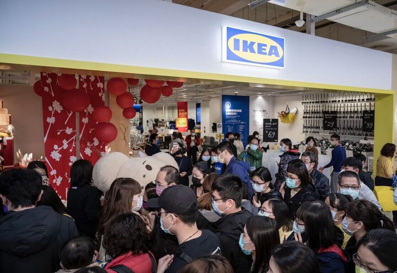IKEA嘉義城市店26日開幕，結合大潤發賣場型態，為創新的服務消費模式，吸引大批人潮湧入消費，將店內擠得水洩不通。（IKEA提供）中央社記者黃國芳傳真  111年12月26日